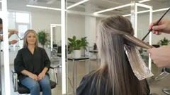 Jak zakrýt šediny, aniž byste poškodili vlasy? Jednoduchý návod a přírodní metody