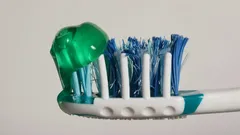Nejen pro krásu: K čemu ve skutečnosti slouží barevné štětinky na zubních kartáčcích?