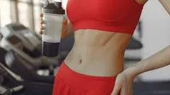 Ploché břicho ve stoje: cviky, které fungují lépe než klasické sklapovačky