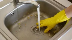 Stačí jedna tableta a vroucí voda – ucpaný odtok zmizí okamžitě: jednoduchý domácí způsob