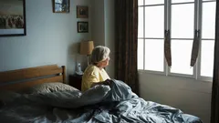 Brzké vstávání po padesátce: Experti vysvětlují, co se děje a jak zlepšit spánek