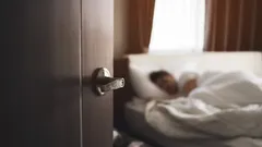 Otevřené dveře ložnice v noci – psychologové vysvětlují, co to vypovídá o vaší osobnosti