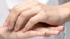 Ruce budou znovu hebké a hladké: Jediná noc s touto maskou promění vaši pokožku