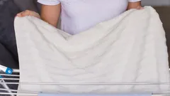 Jak rychle usušit prádlo v zimě: trik, který zachrání vaše ložní prádlo před vlhkostí