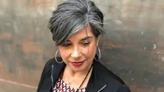 Šedivé vlasy jsou opět v módě: 5 střihů, které omladí každý vzhled bez barvení